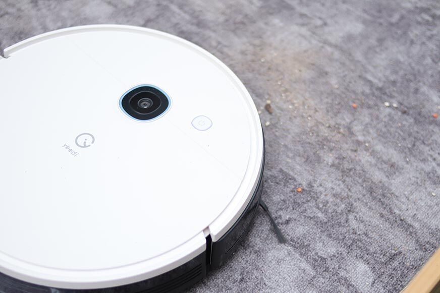 Yeedi Vac очищает песок на ковре с низким ворсом